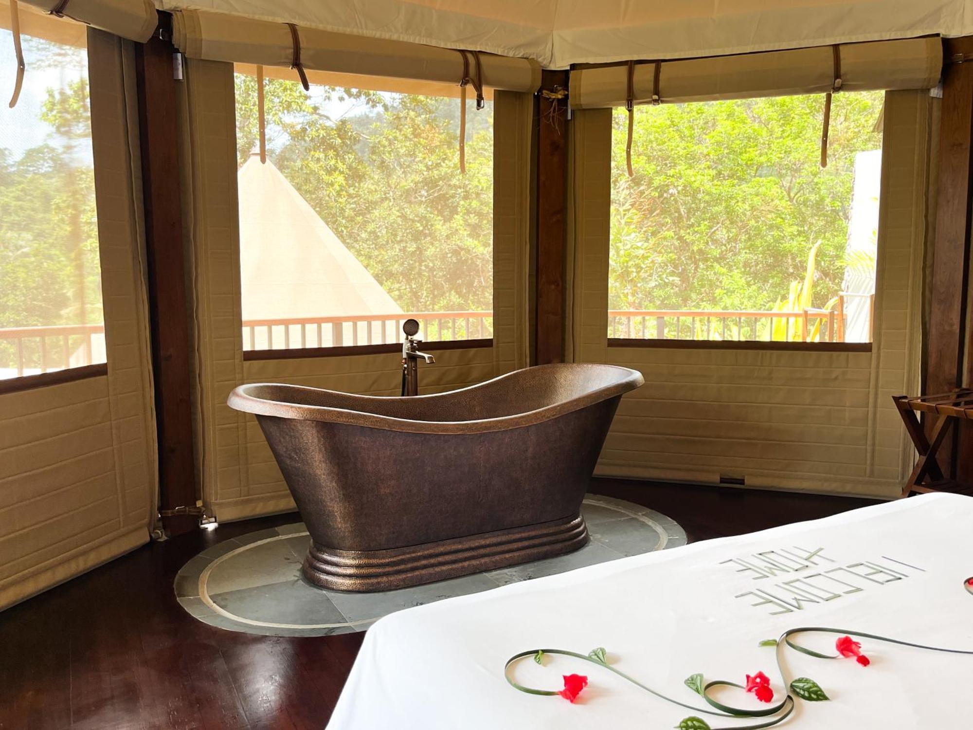 Отель Wapa Di Ume Sidemen Сидемен Номер фото A freestanding copper bathtub