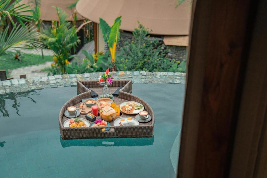 Отель Wapa Di Ume Sidemen Сидемен Экстерьер фото A floating breakfast at a resort in Bali, Indonesia