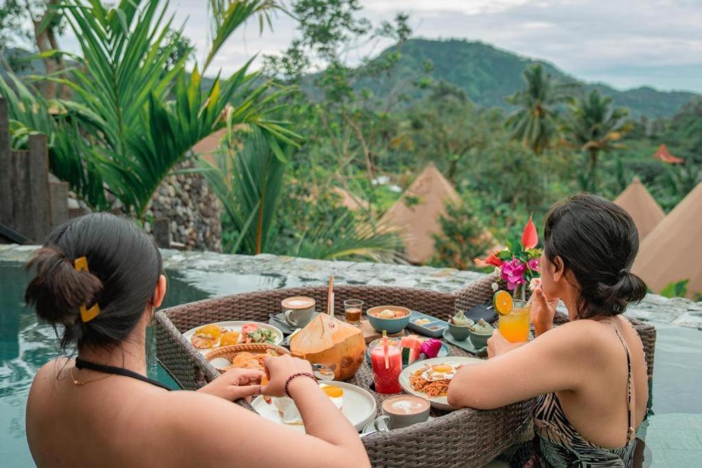 Отель Wapa Di Ume Sidemen Сидемен Экстерьер фото A meal at a resort in Bali, Indonesia