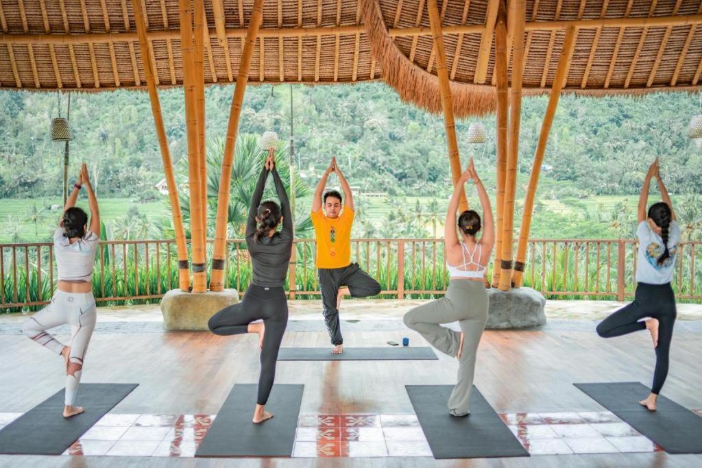 Отель Wapa Di Ume Sidemen Сидемен Экстерьер фото A yoga class at the resort