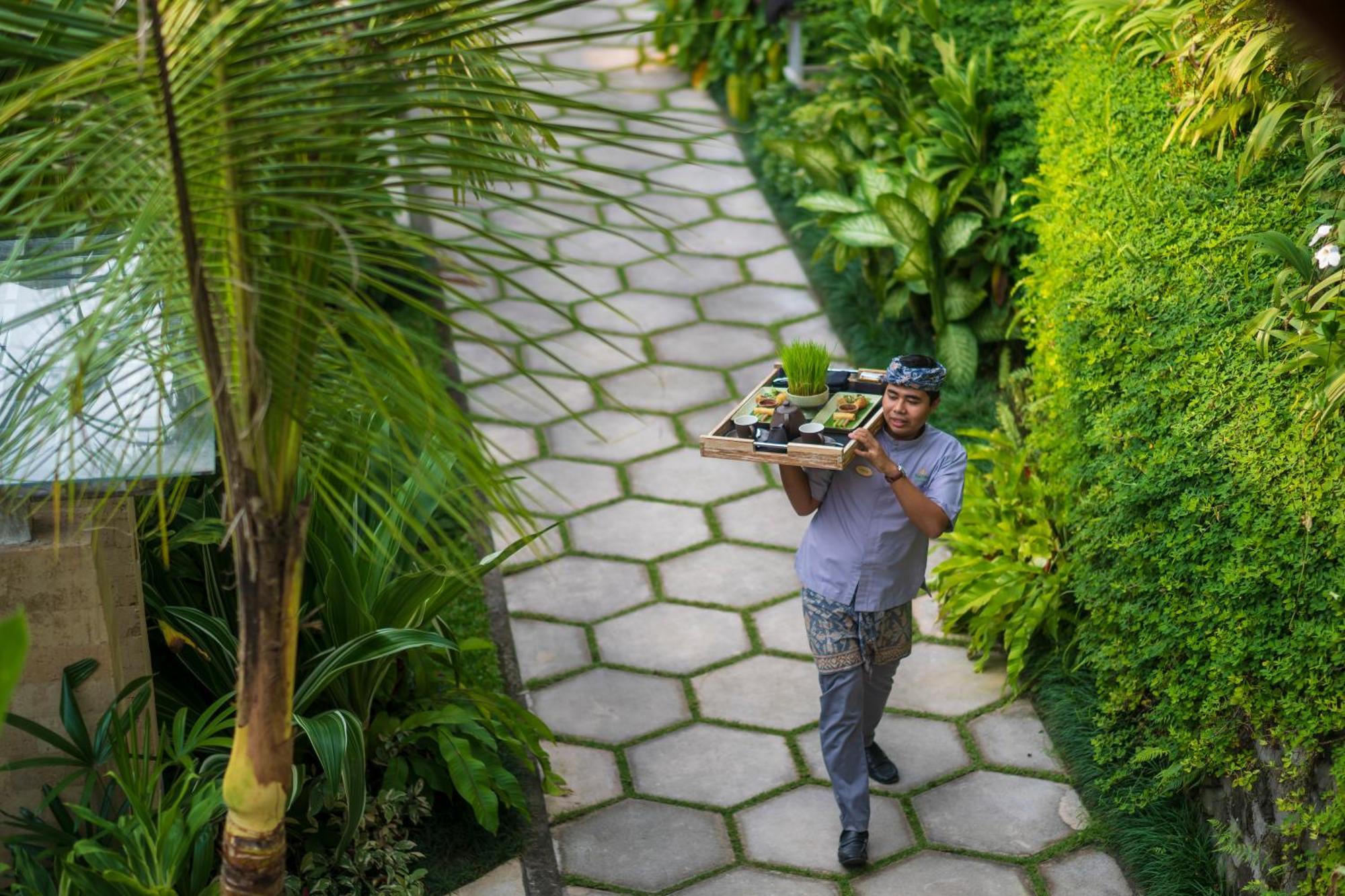 Отель Wapa Di Ume Sidemen Сидемен Экстерьер фото A waiter at a resort in Bali, Indonesia