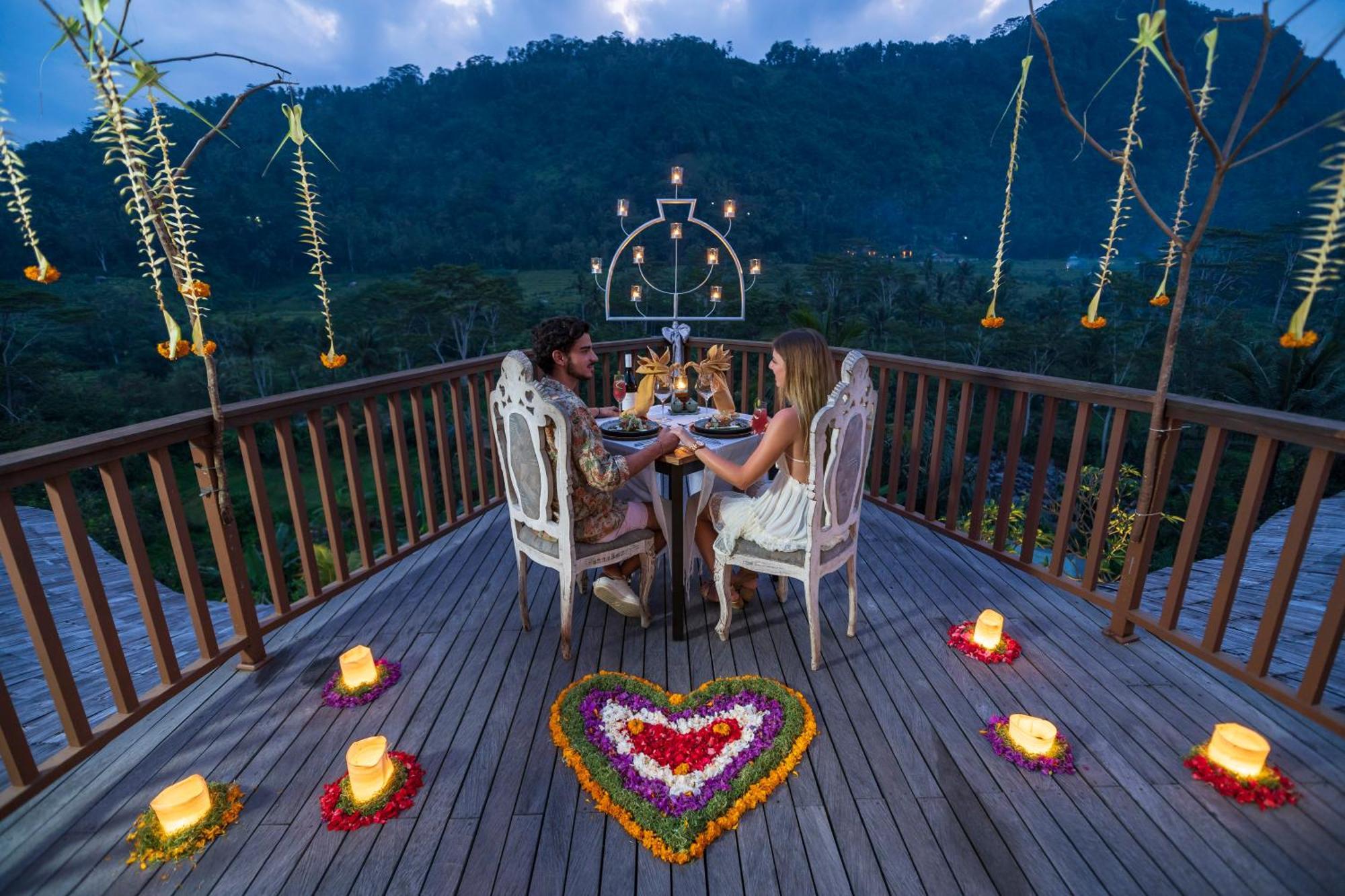 Отель Wapa Di Ume Sidemen Сидемен Экстерьер фото A couple dining at the resort