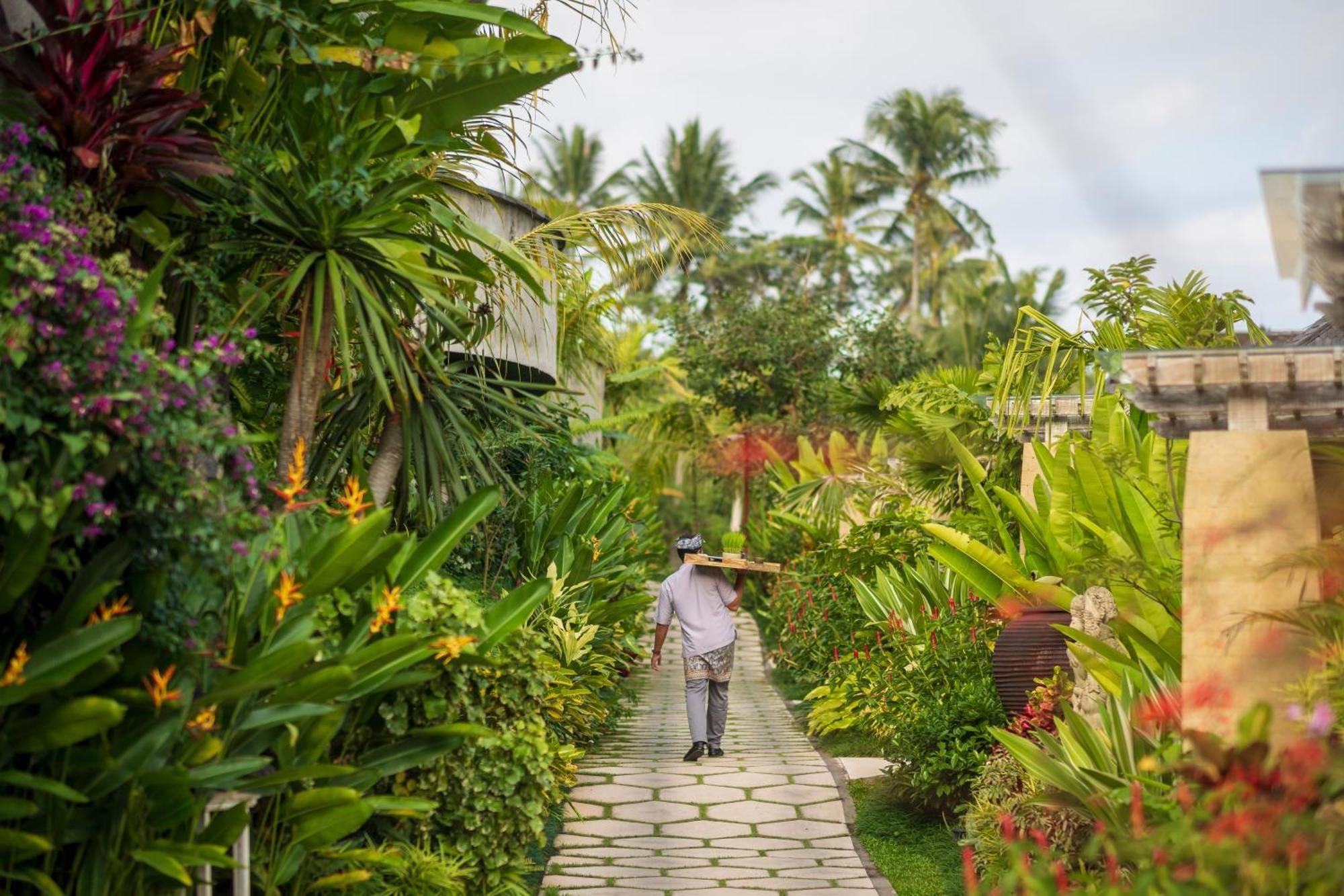 Отель Wapa Di Ume Sidemen Сидемен Экстерьер фото A path at the Four Seasons Resort