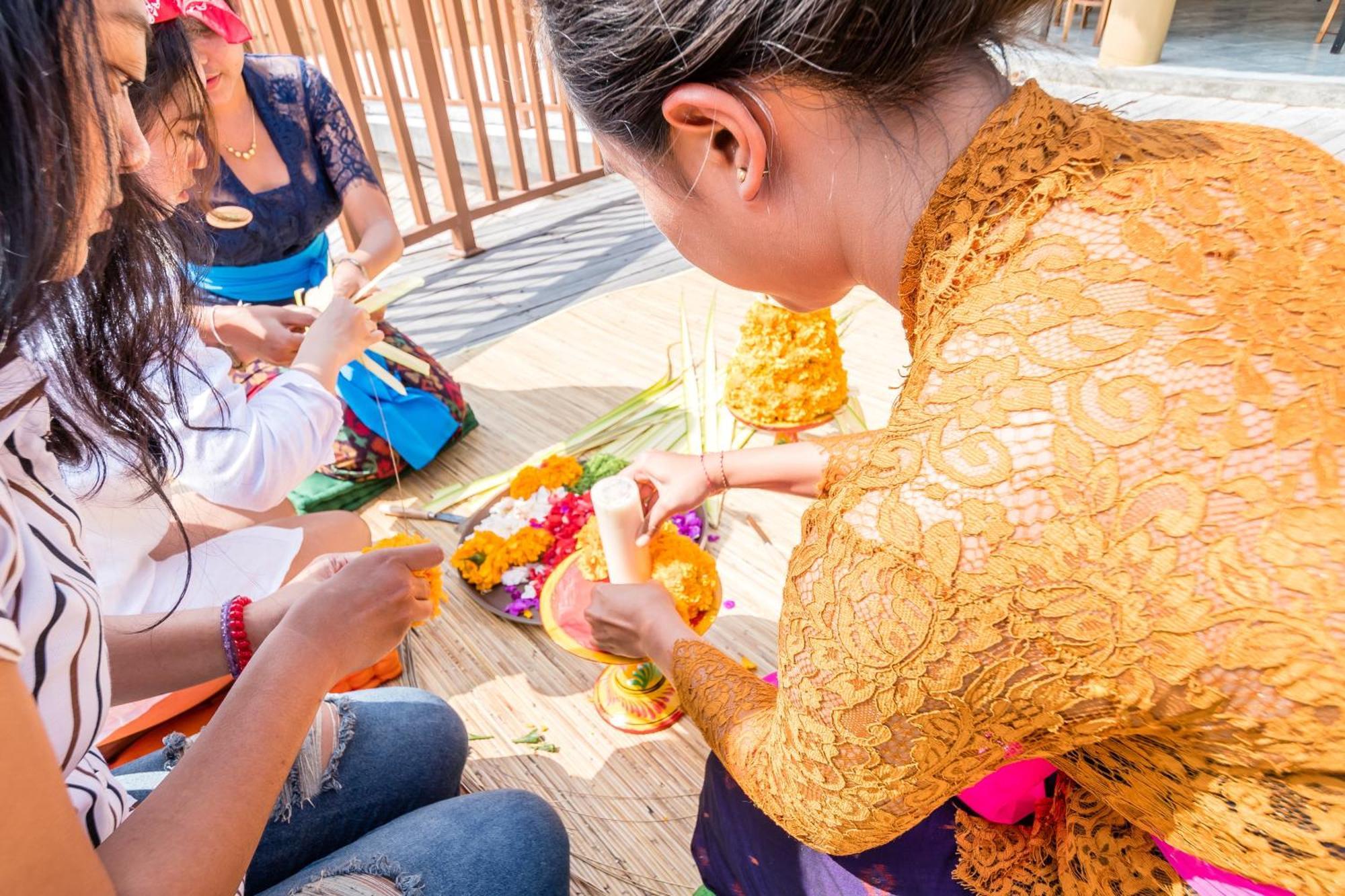 Отель Wapa Di Ume Sidemen Сидемен Экстерьер фото Thai women making a Thai flower garland