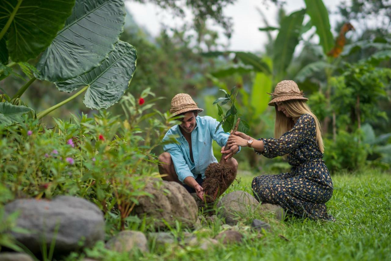 Отель Wapa Di Ume Sidemen Сидемен Экстерьер фото A farmer and a volunteer in the garden of the Green Village